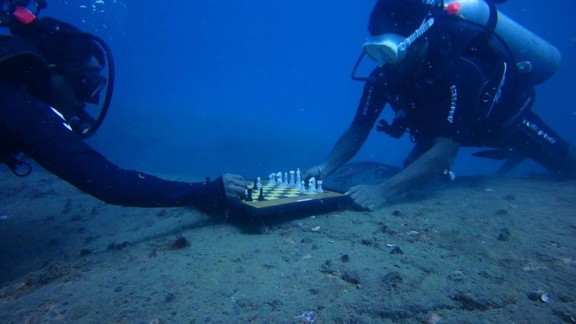 Underwater chess