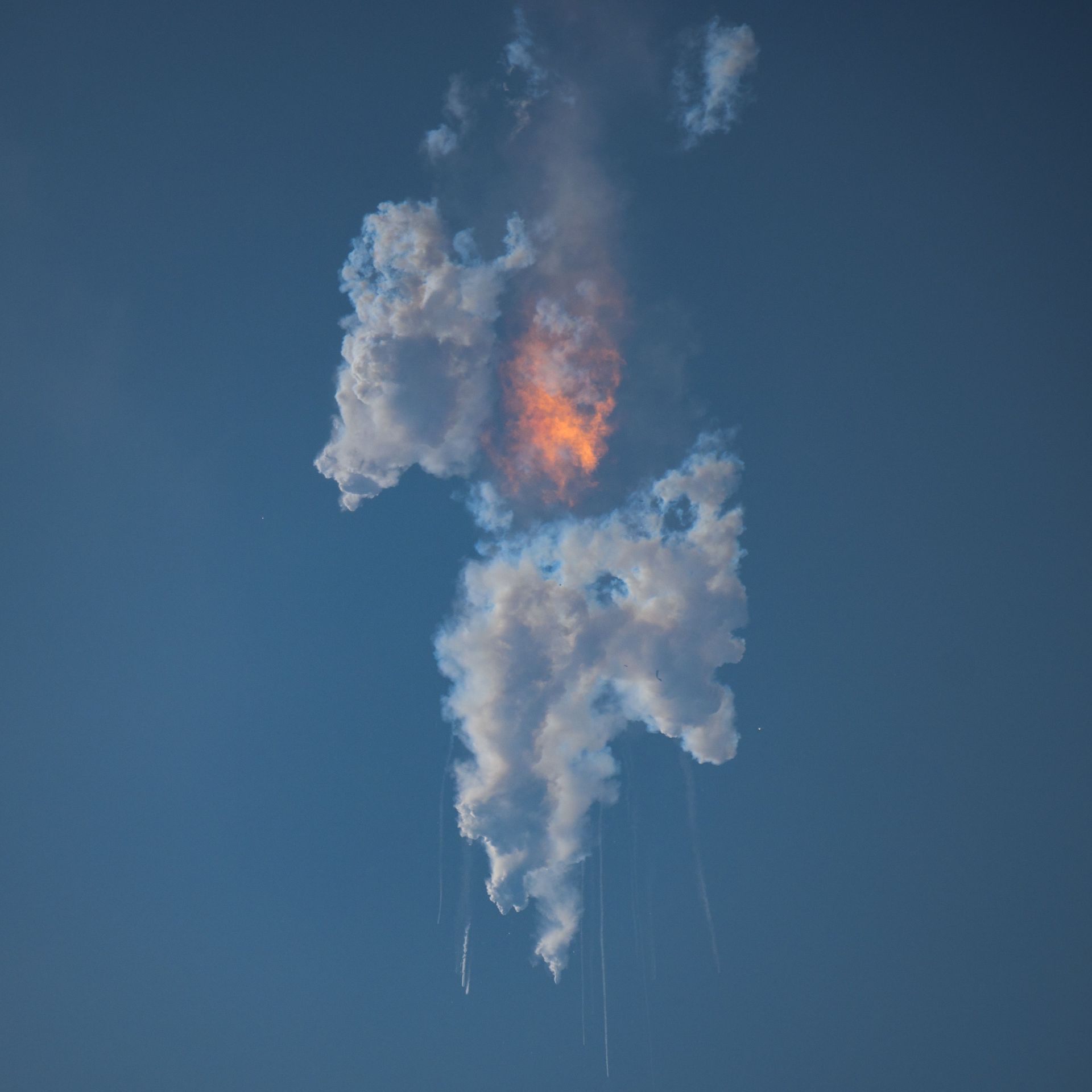 写真集 SPARKS GO GO「LOUDER THAN EXPLOSION」 Mysteriously bright supernova may have smashed up a huge gas