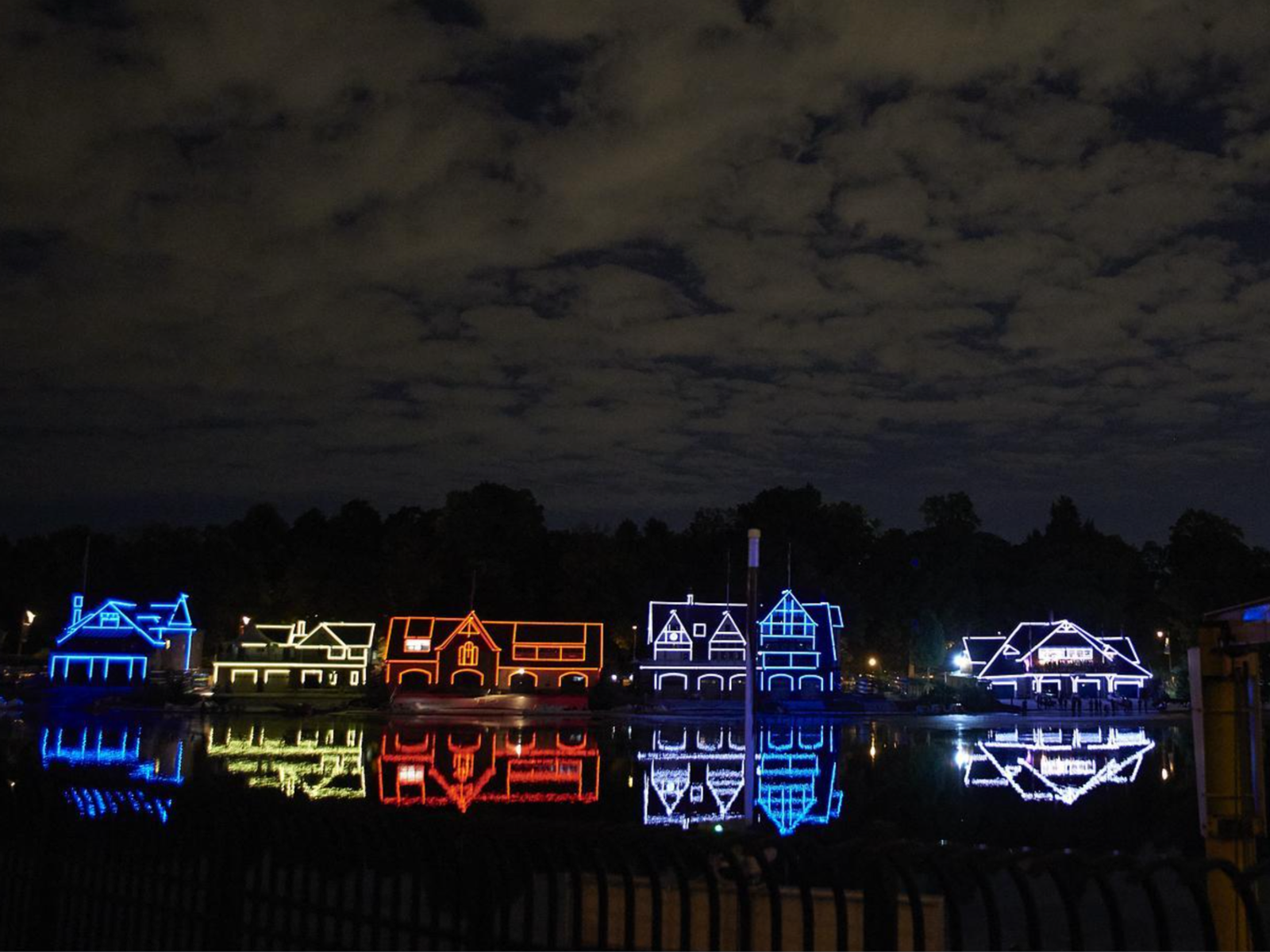 Lights returning to Philadelphia s Boathouse Row Axios Philadelphia