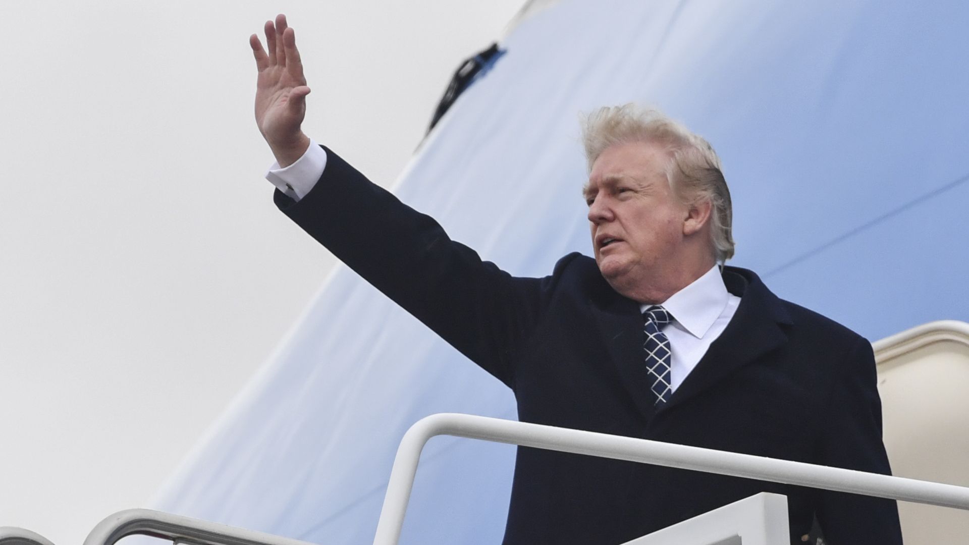 Trump boards Air Force One