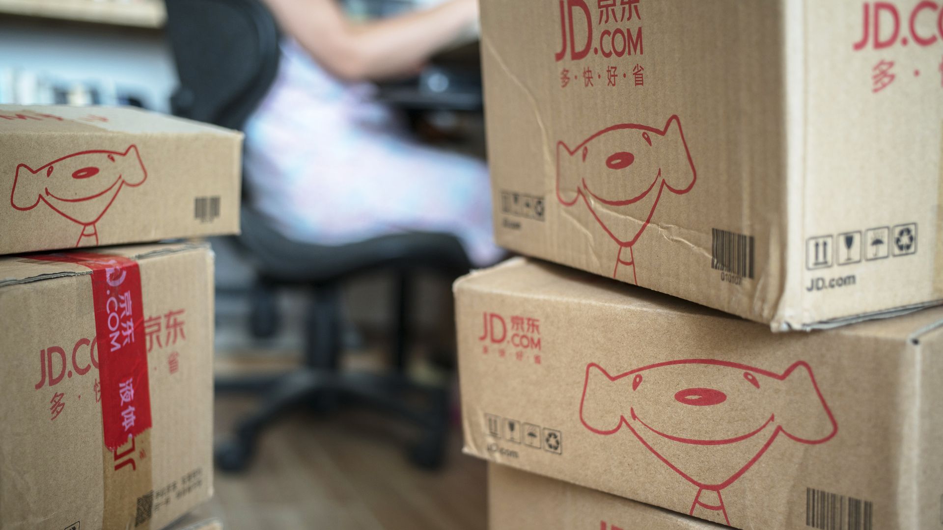 Boxes that say "JD.com" on them. 