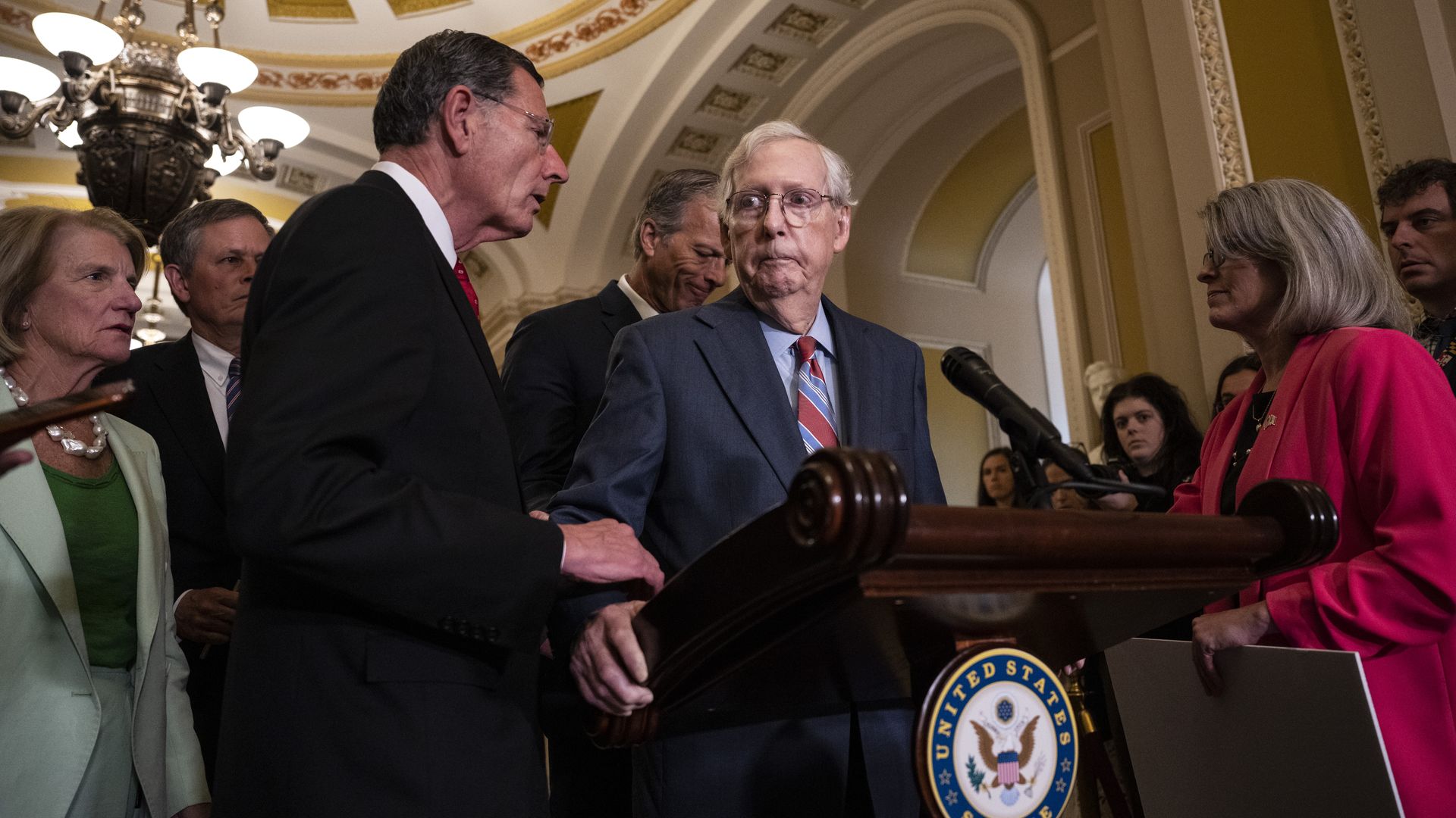 McConnell freezes for 2nd time while taking questions