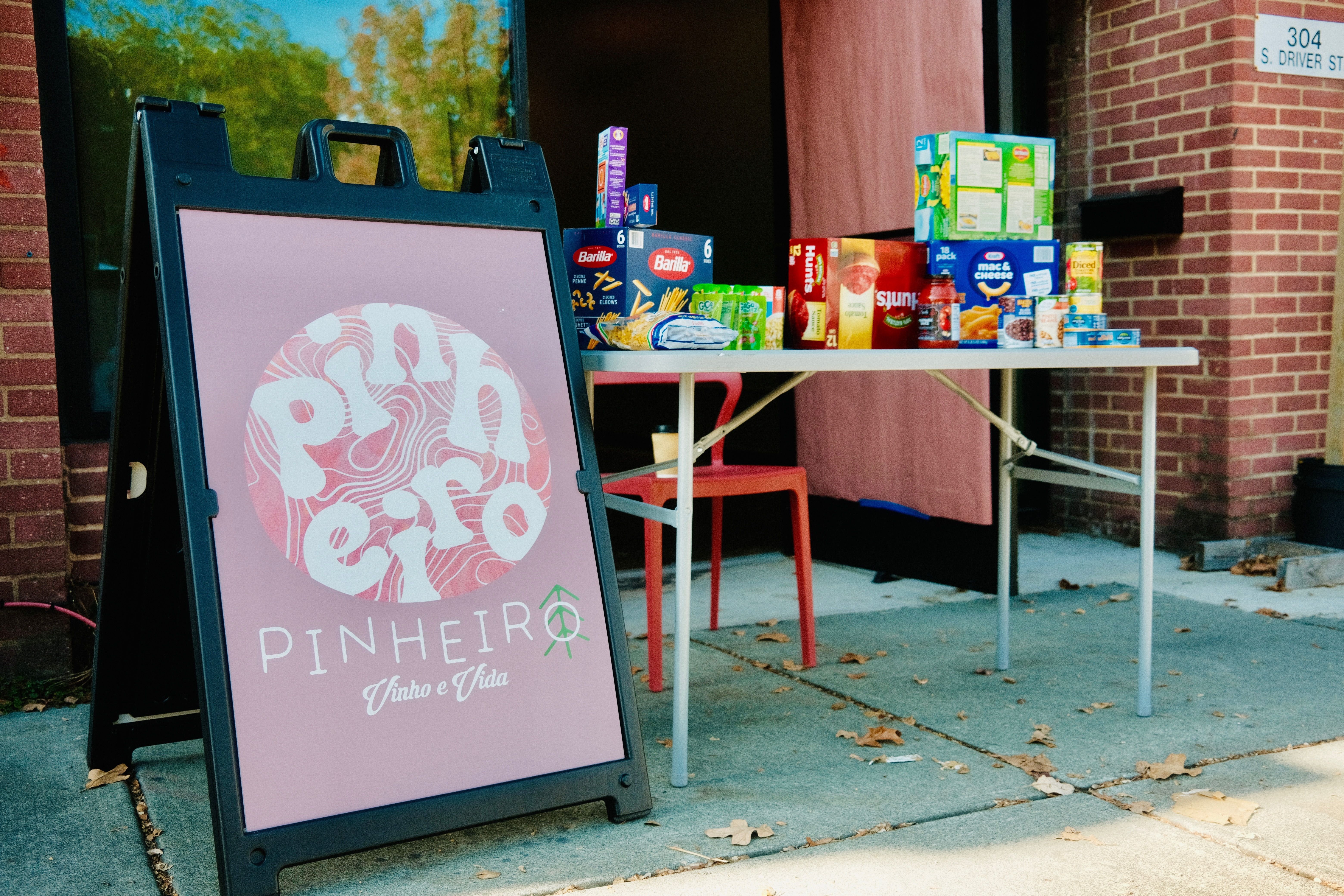 Pinheiro wine bar sign