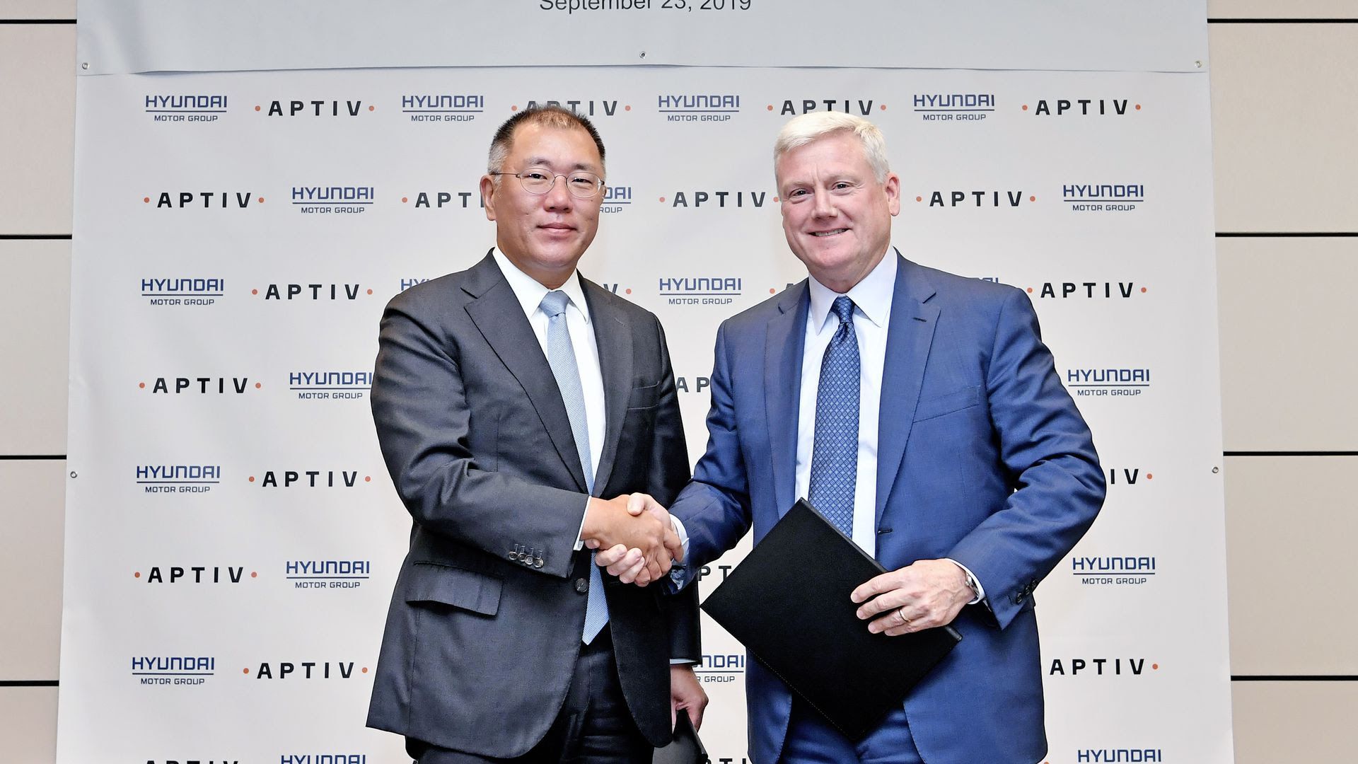 Euisun Chung, executive vice chairman of Hyundai Motor Group and Kevin Clark, president and CEO of Aptiv. 