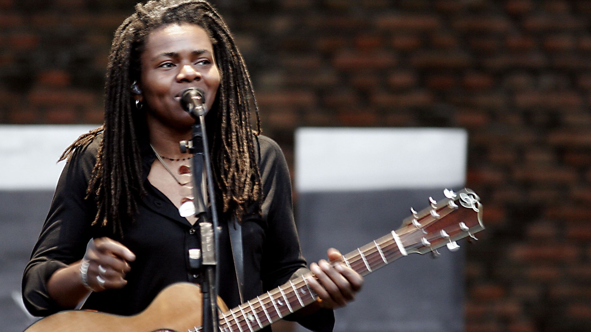 Tracy Chapman singing on stage.