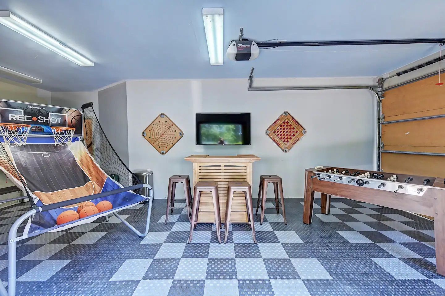 Charlotte Love is blind lake house