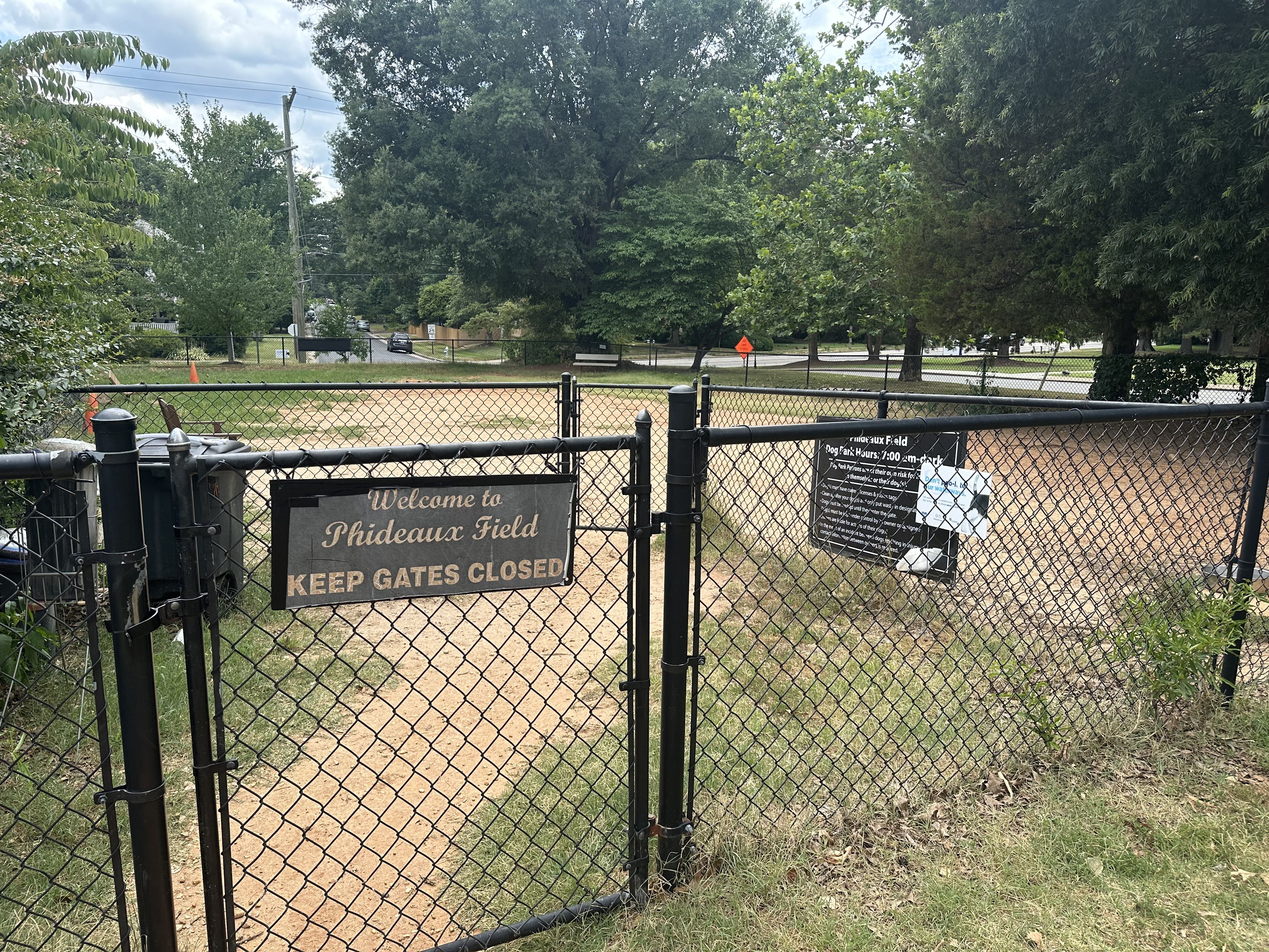 A dog park gate that says please keep gate closed
