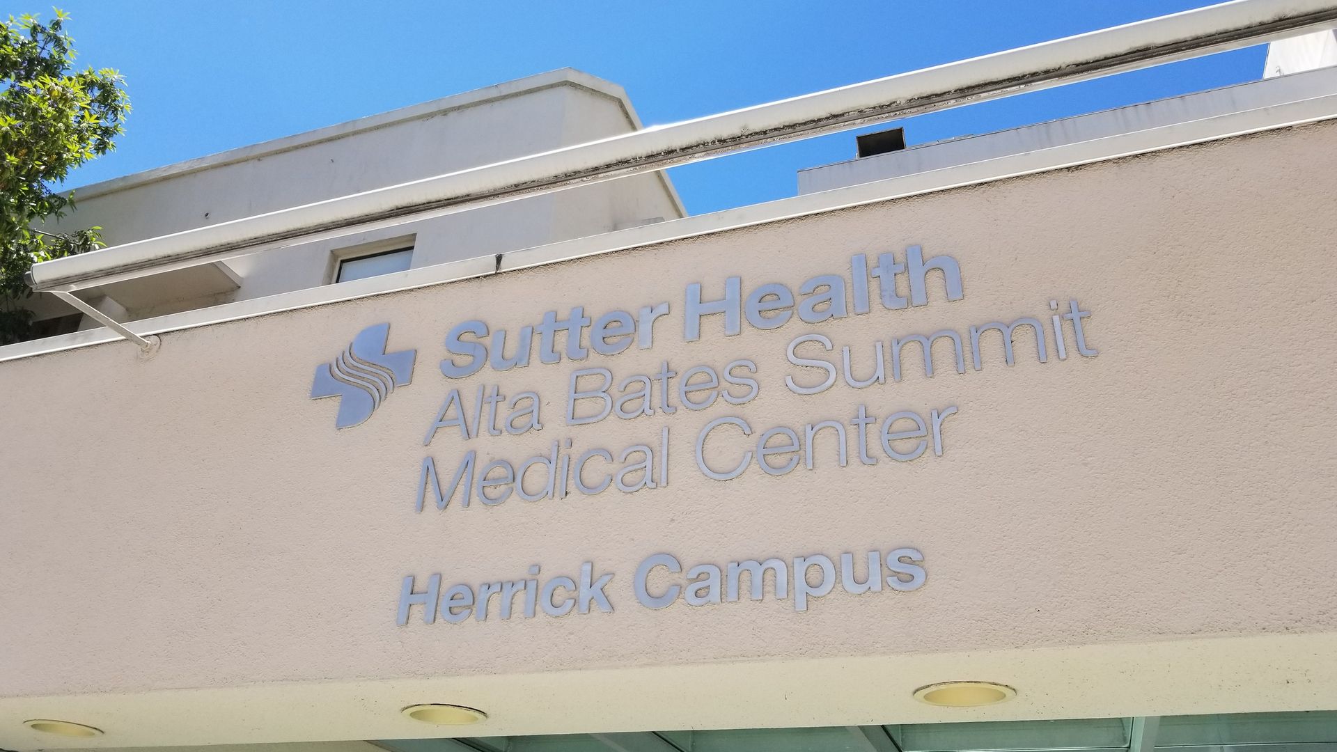 A sign showing the Sutter Health Alta Bates Summit Medical Center.