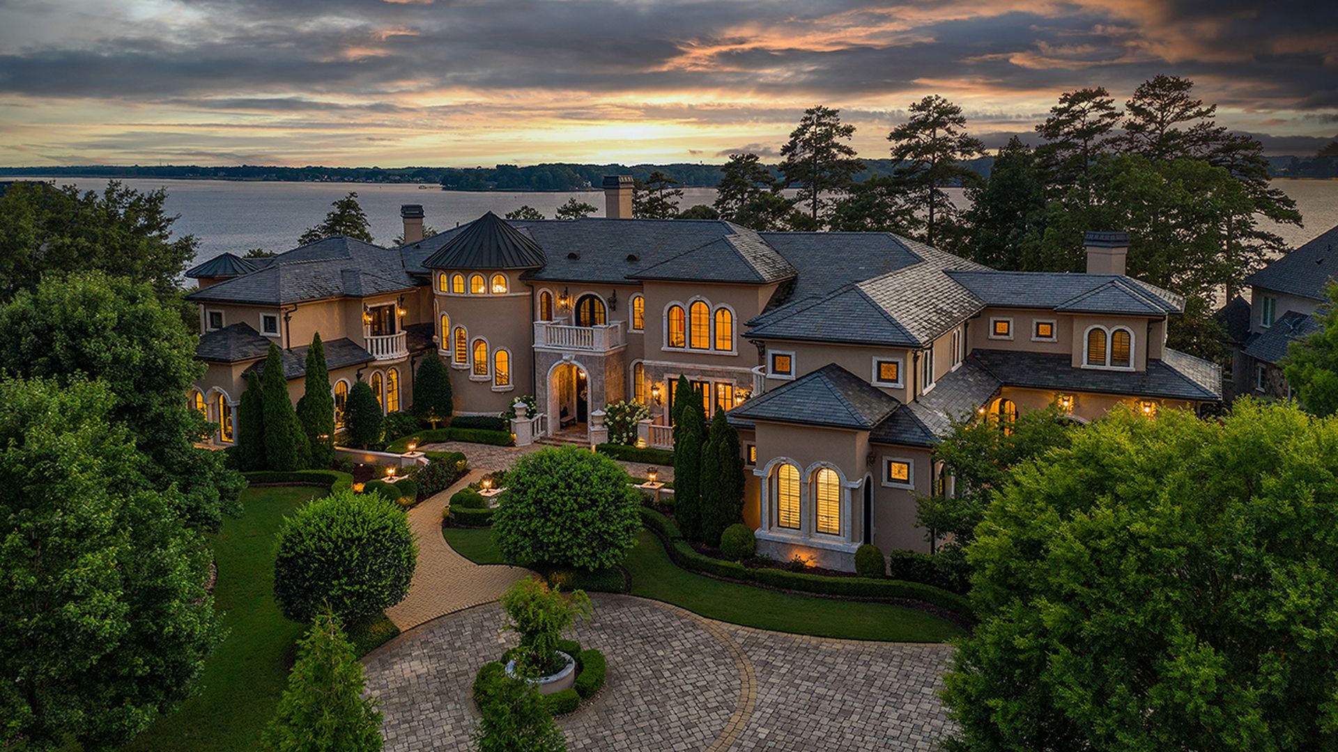 Large mansion on the lake 