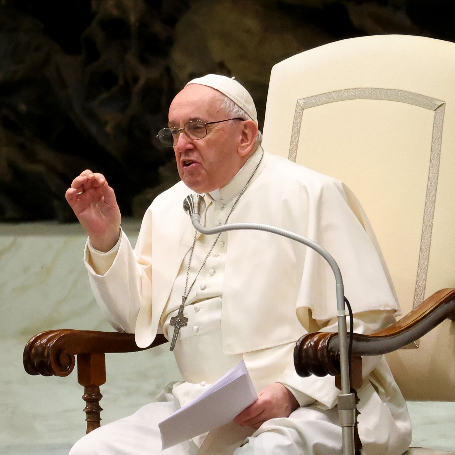 skyde klar Fortæl mig Pope Francis says domestic violence is "almost satanic"