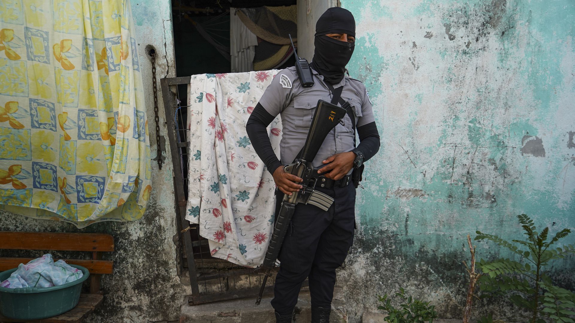 A prison guard in El Salvador. Photo: Camilo Freedman/APHOTOGRAFIA/Getty Images