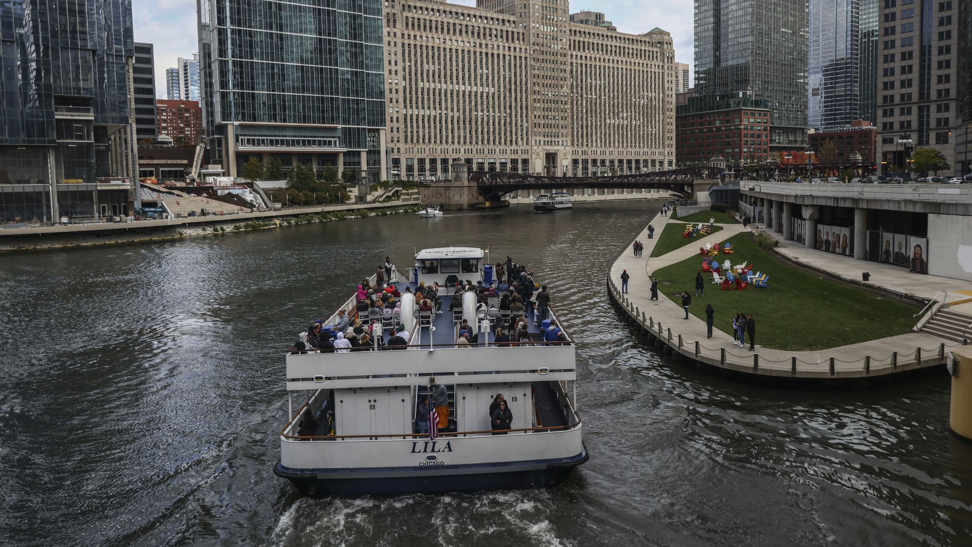 A view of Chicago River, Riverwalk.