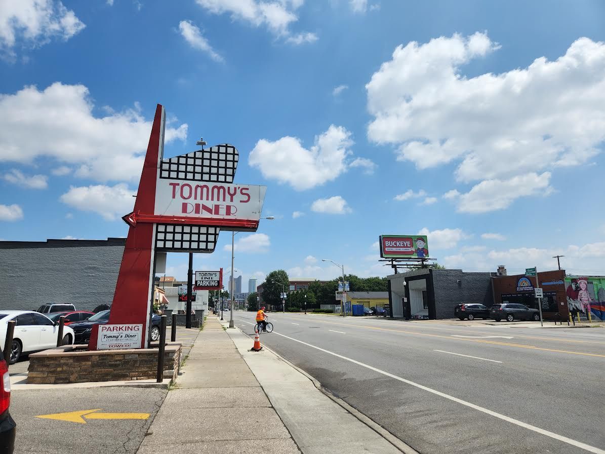 A business sign for Tommy's Diner