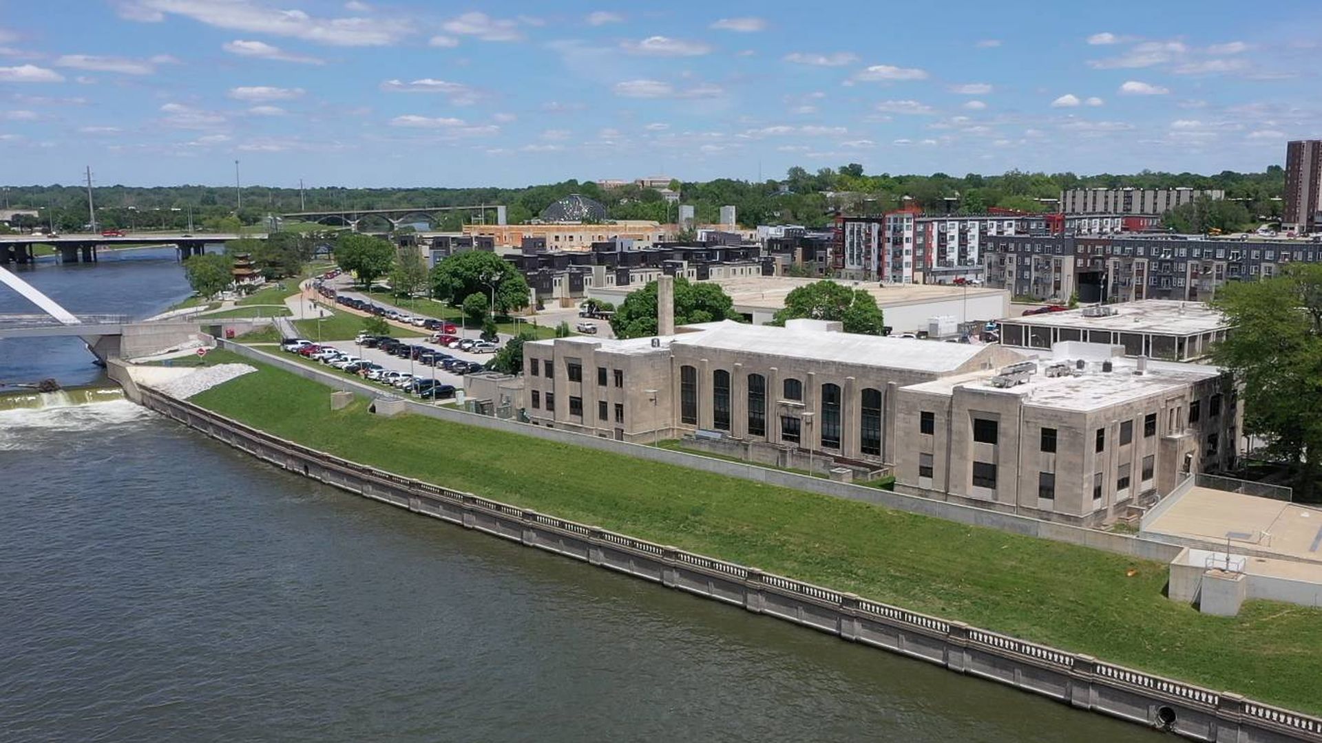 A photo of the Des Moines River.