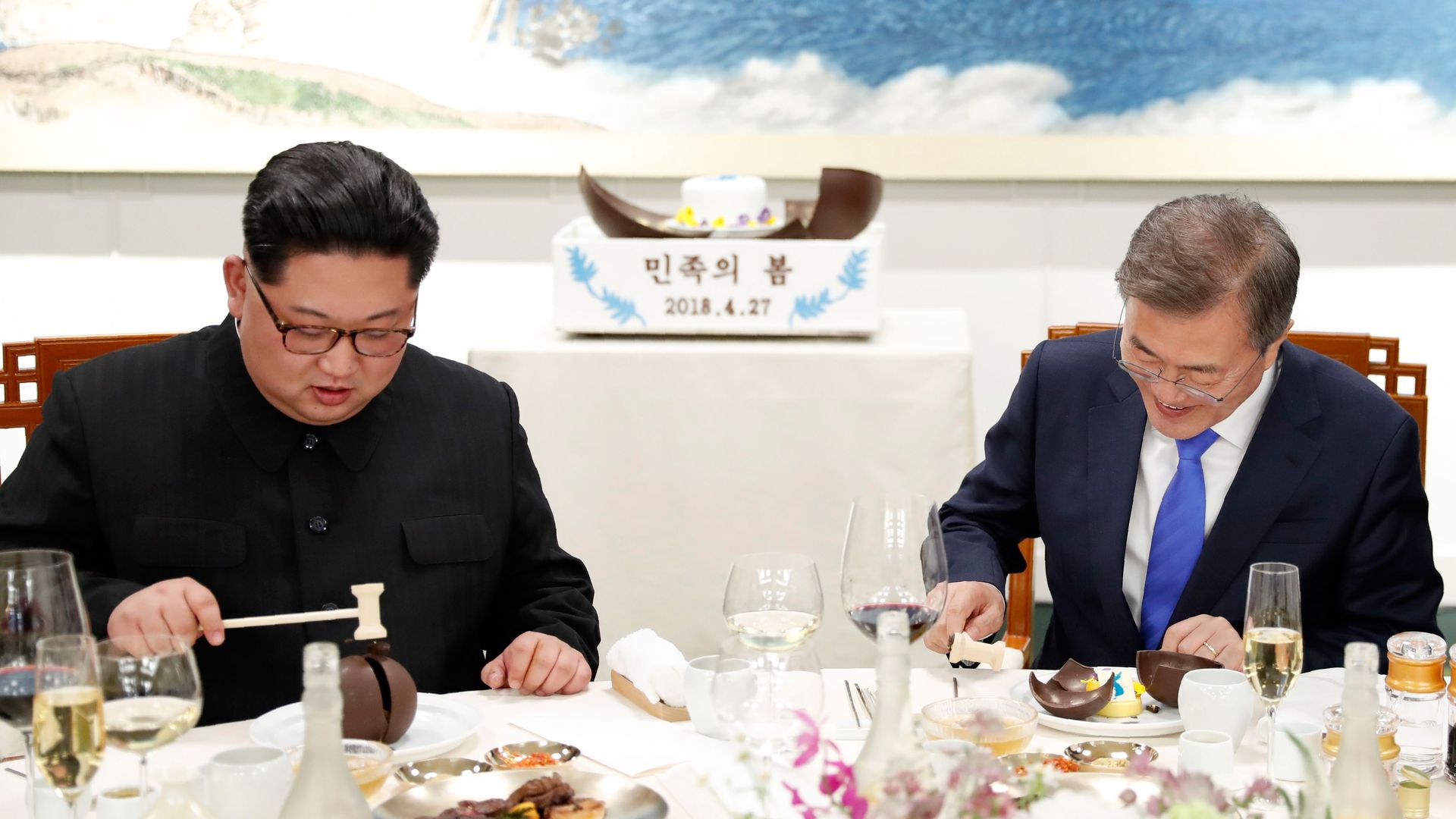 Moon and Kim eat together at the Korea summit