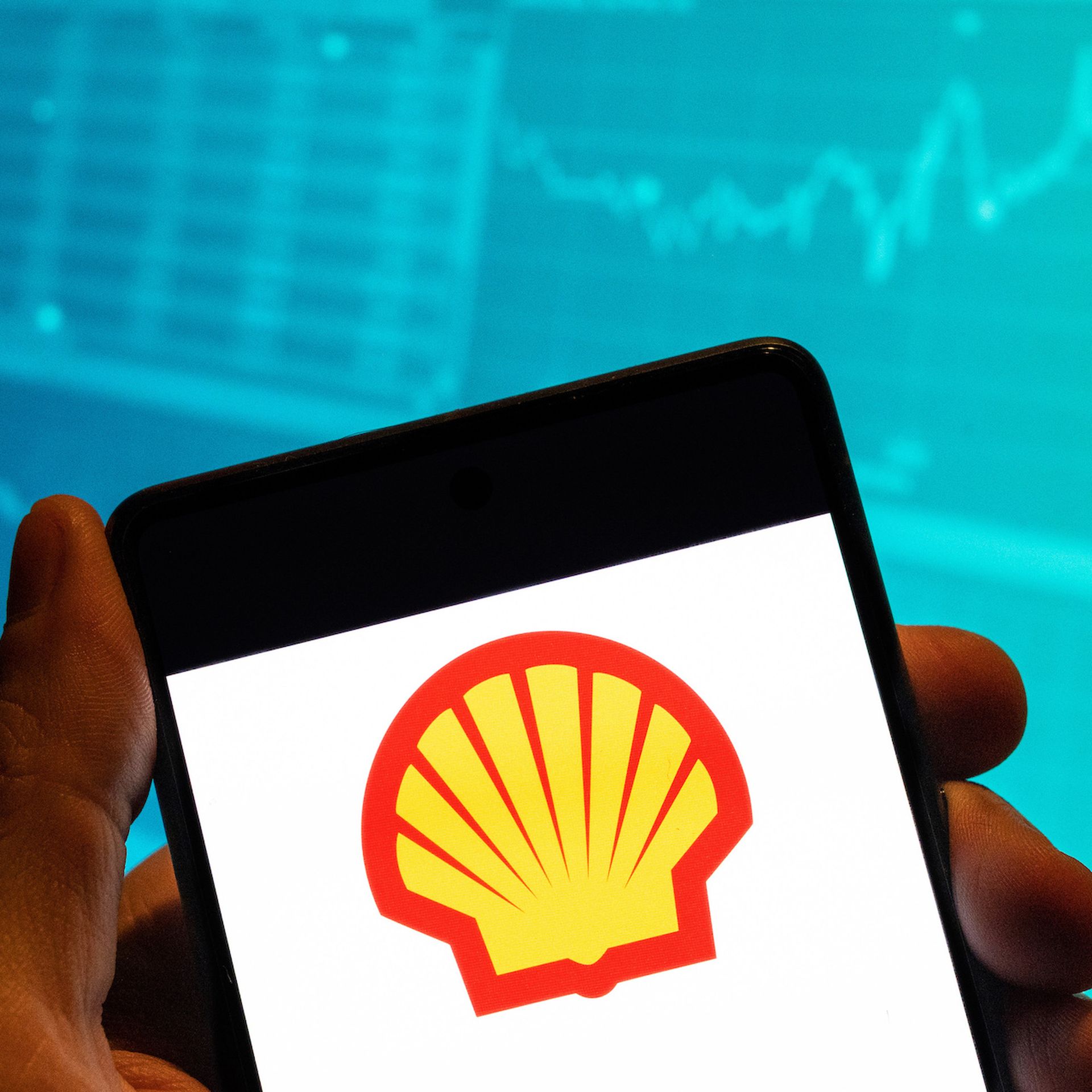 Exclusive: Shell pivots back to oil to win over investors