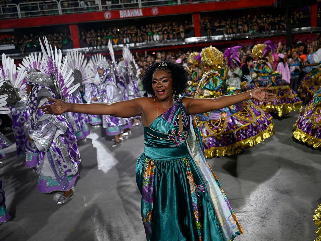 Rio De Janeiro, Brazil. 19th Feb, 2023. Problem in the coupling of the GRES  Unidos de Bangu float during the Serio Ouro Samba School Parade at the Rio  Carnival, held at the