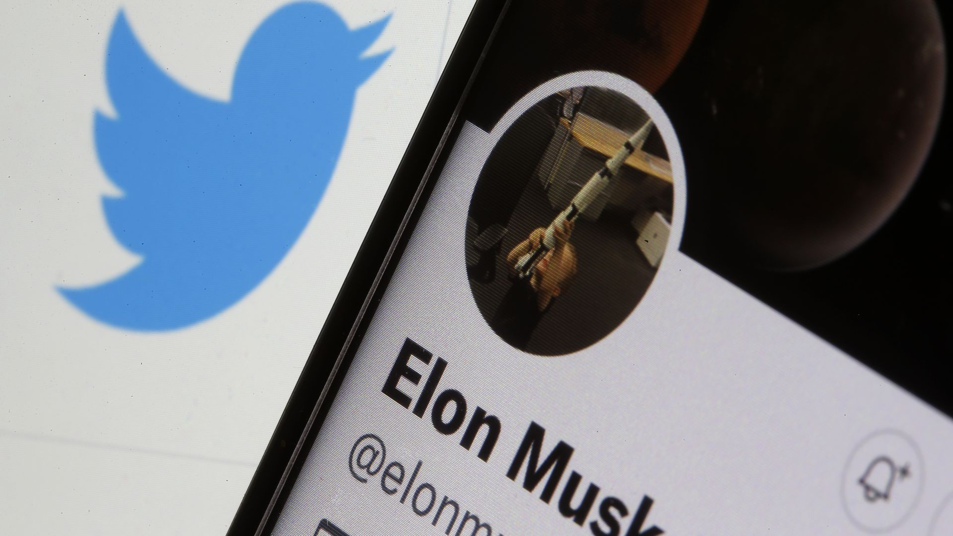 An image of Elon Musk's Twitter page.