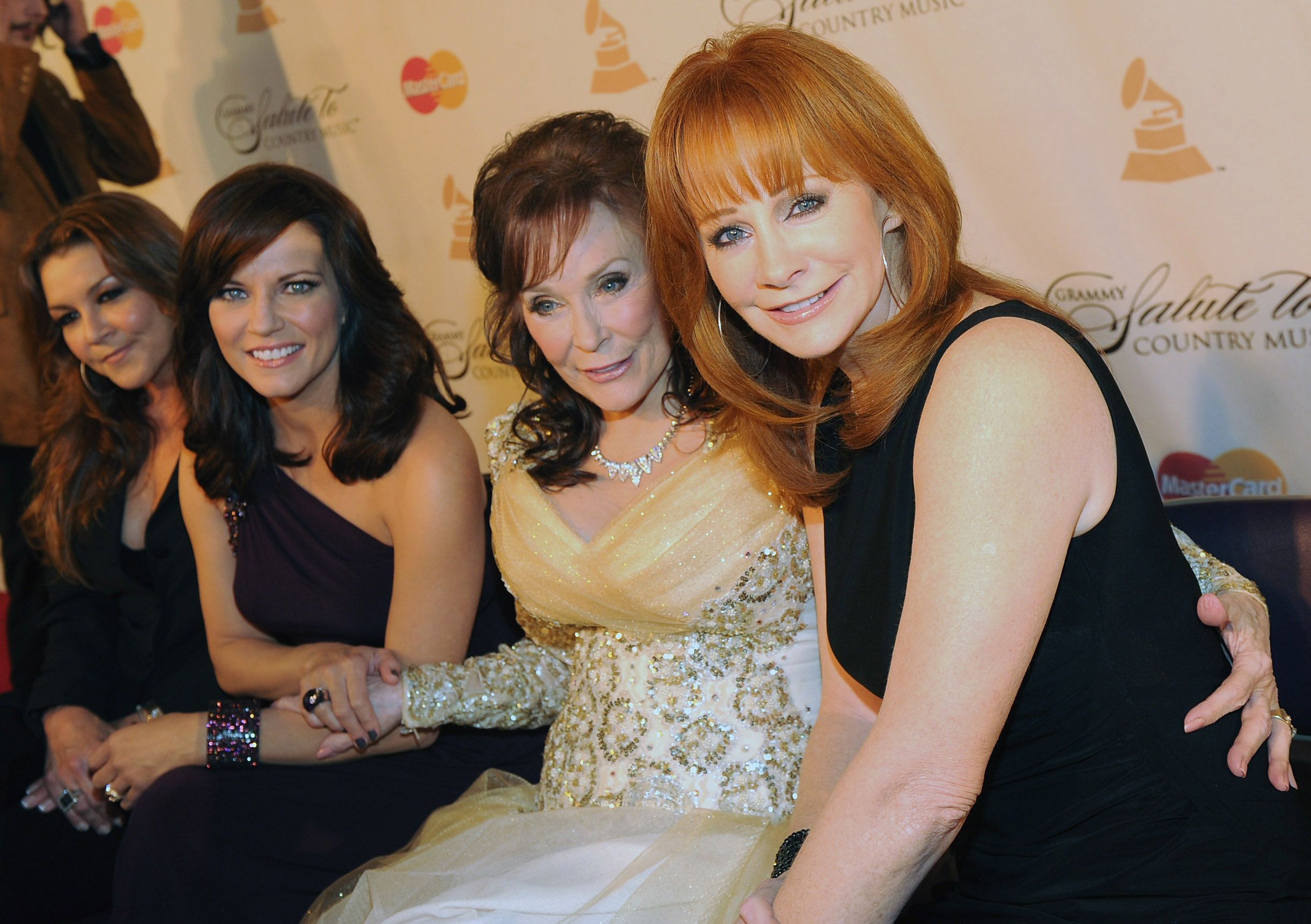 Loretta Lynn sitting with Gretchen Wilson, Martina McBride and Reba McEntire.