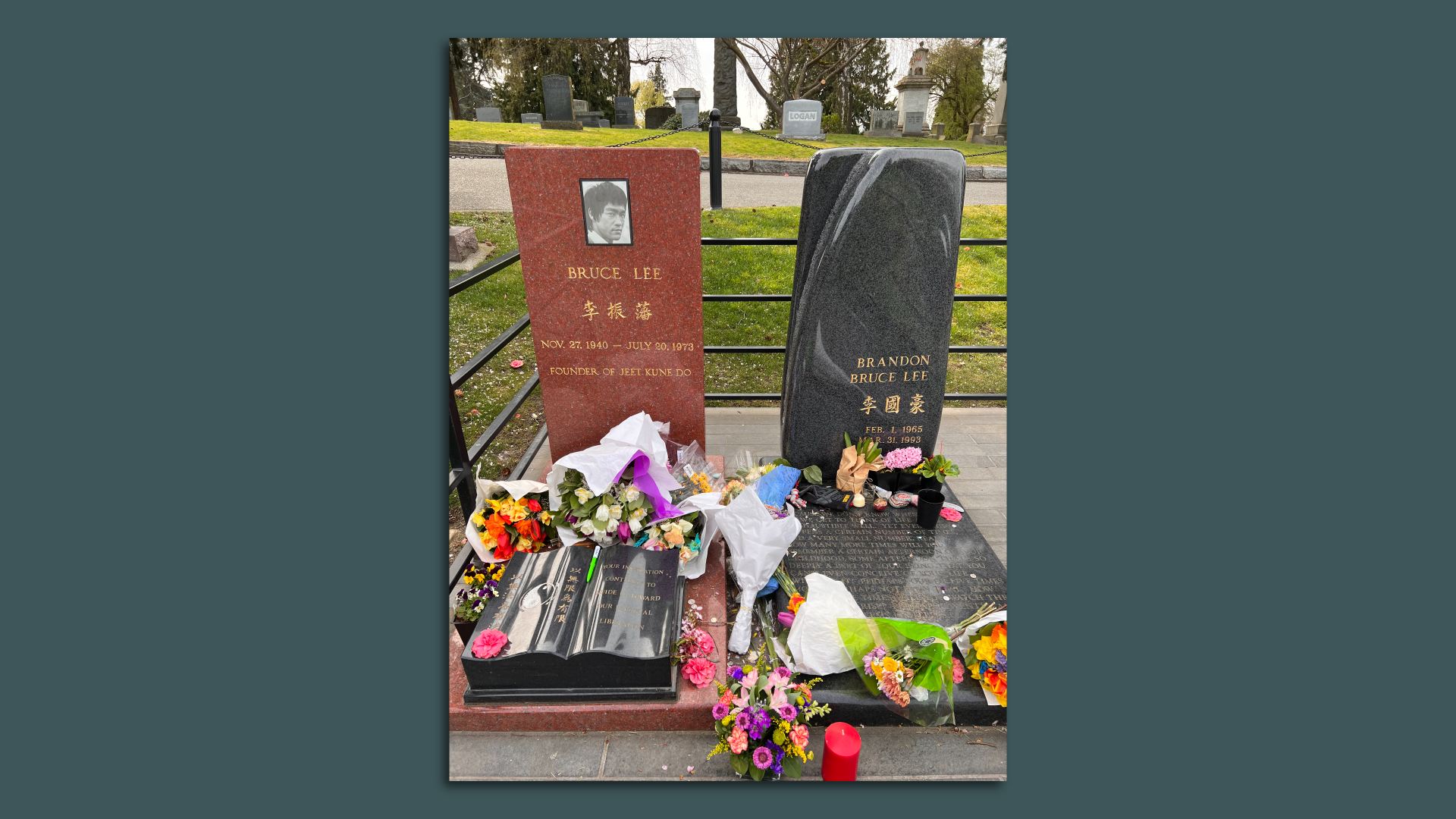 Picture of the gravesites of Bruce and Brandon Lee.