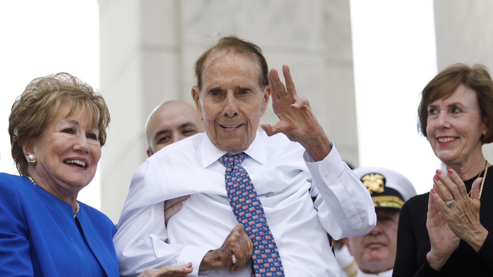 Former Sen. Bob Dole dies