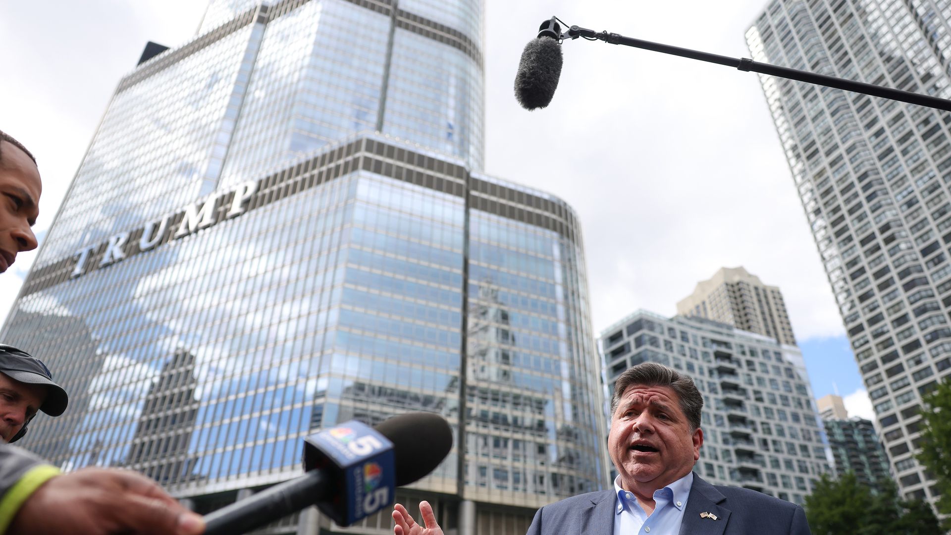Gov. JB Pritzker talks near Trump Tower in Chicago about President Donald Trump's possible plan to deploy National Guard troops. Photo: Brian Cassella/Chicago Tribune/Tribune News Service via Getty Images)