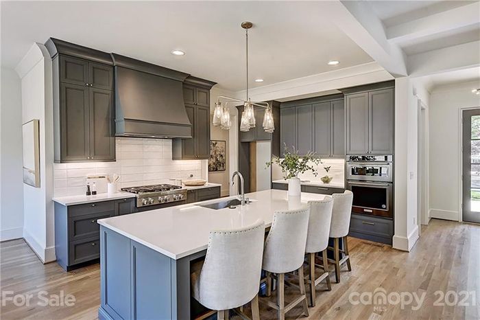 510 Poindexter Dr living room