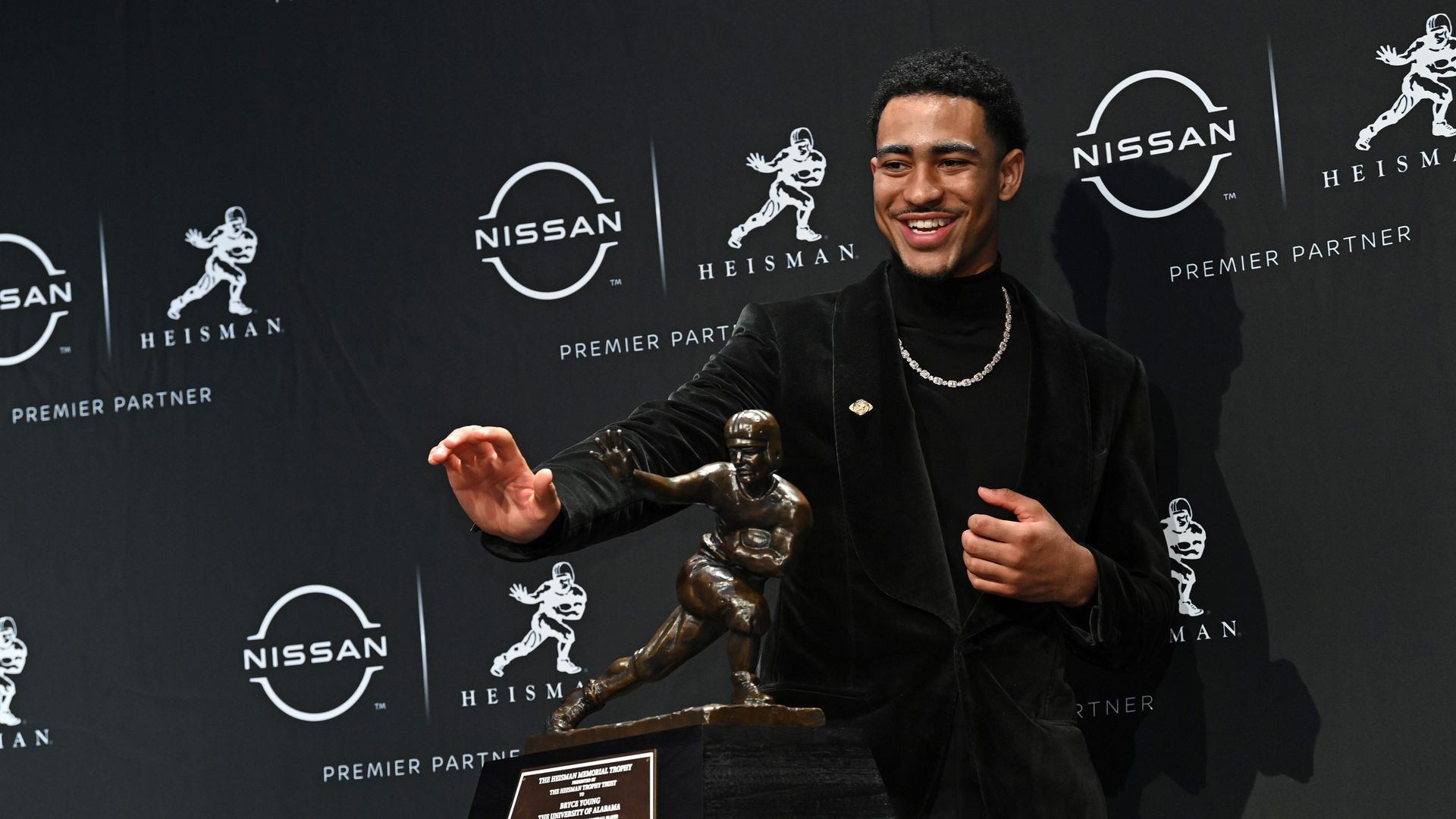 bryce young strikes heisman pose