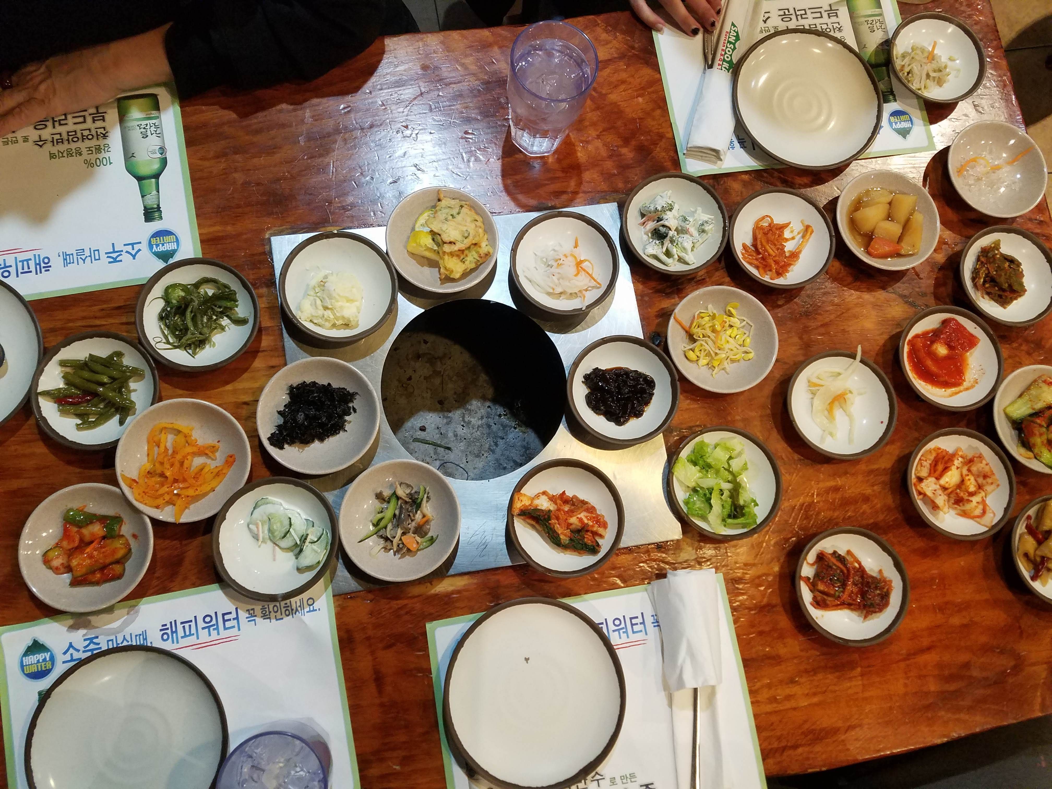 A table with several bowls of food 