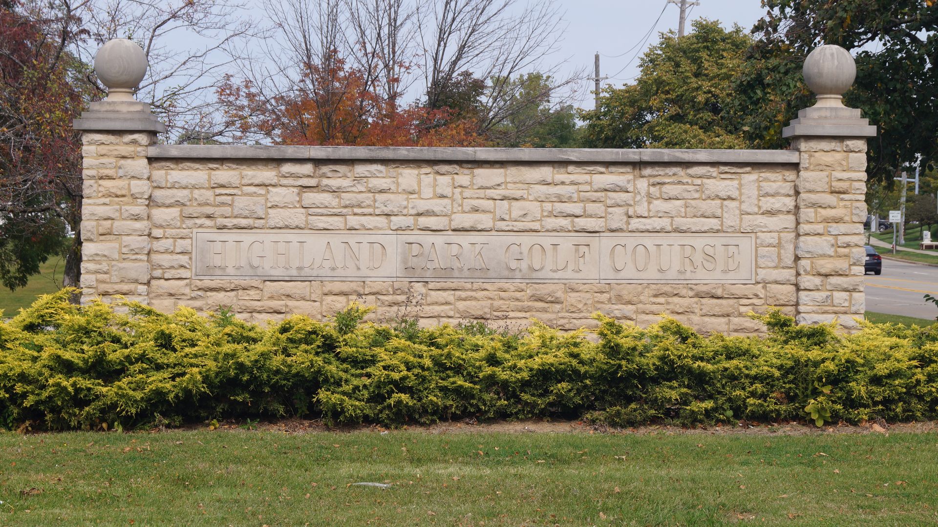 A decorative stone sign reading: Highland Park Golf Course