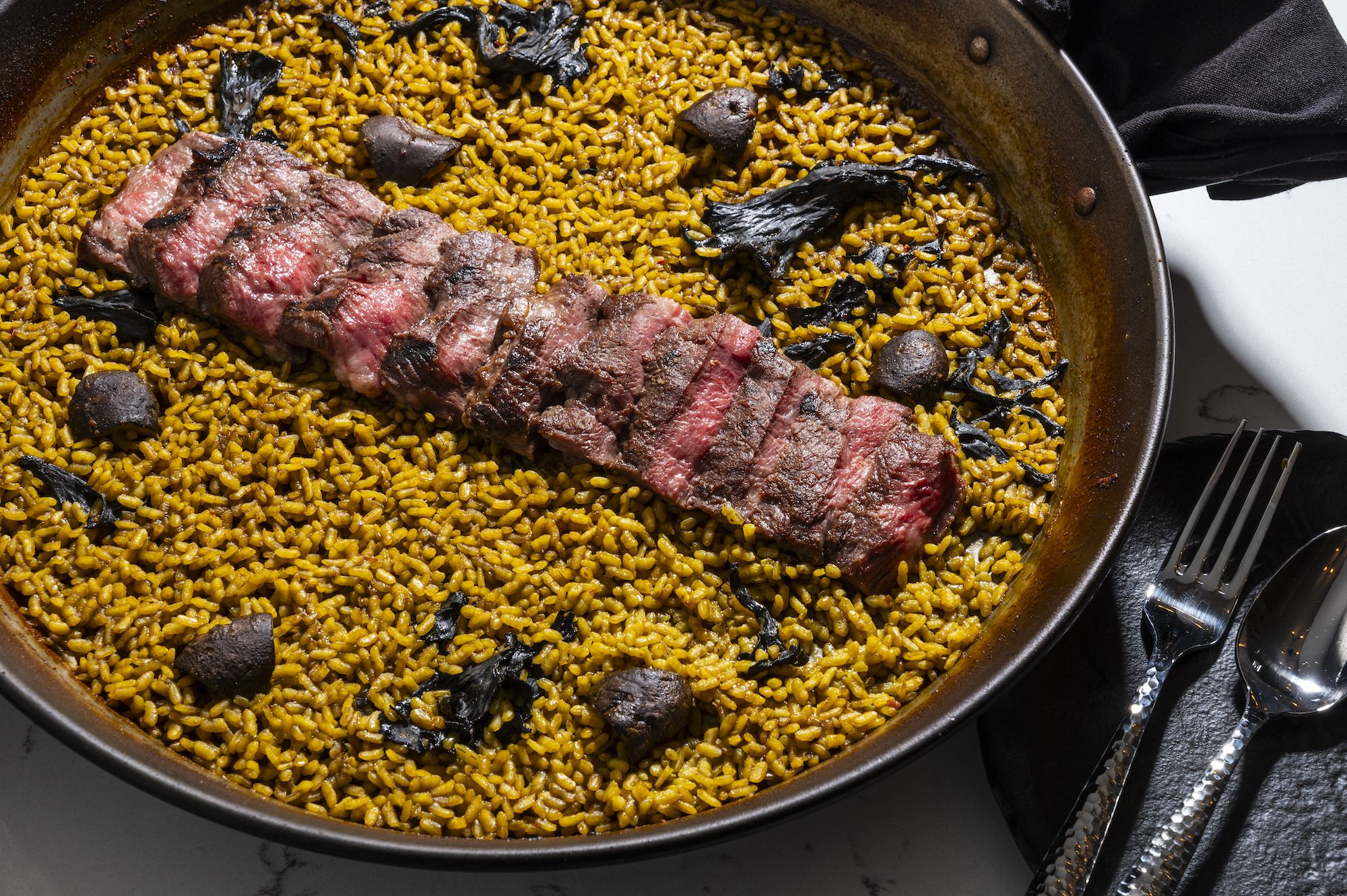 Paella with seared meat and mushrooms 