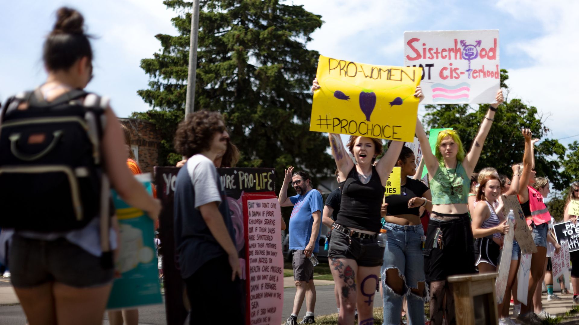 Dueling abortion demonstrators in Ohio