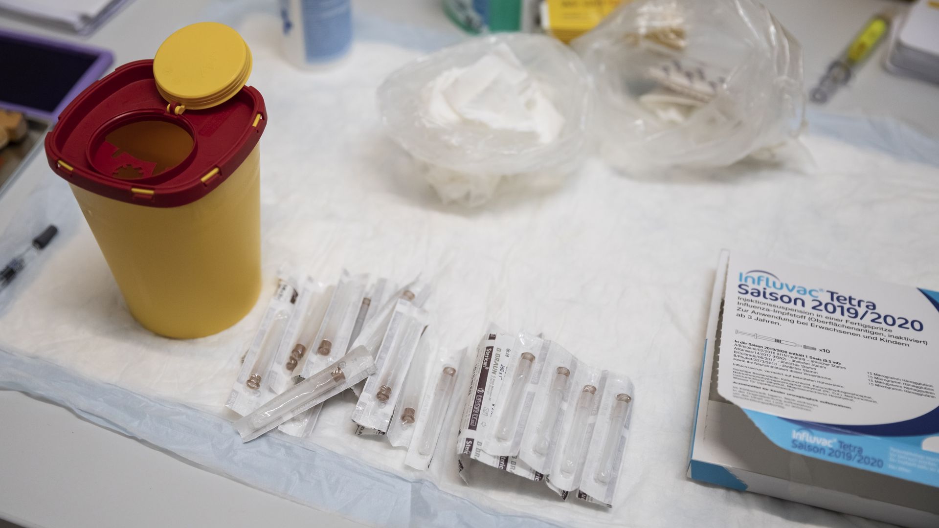 Berlin: Influenza vaccination utensils 