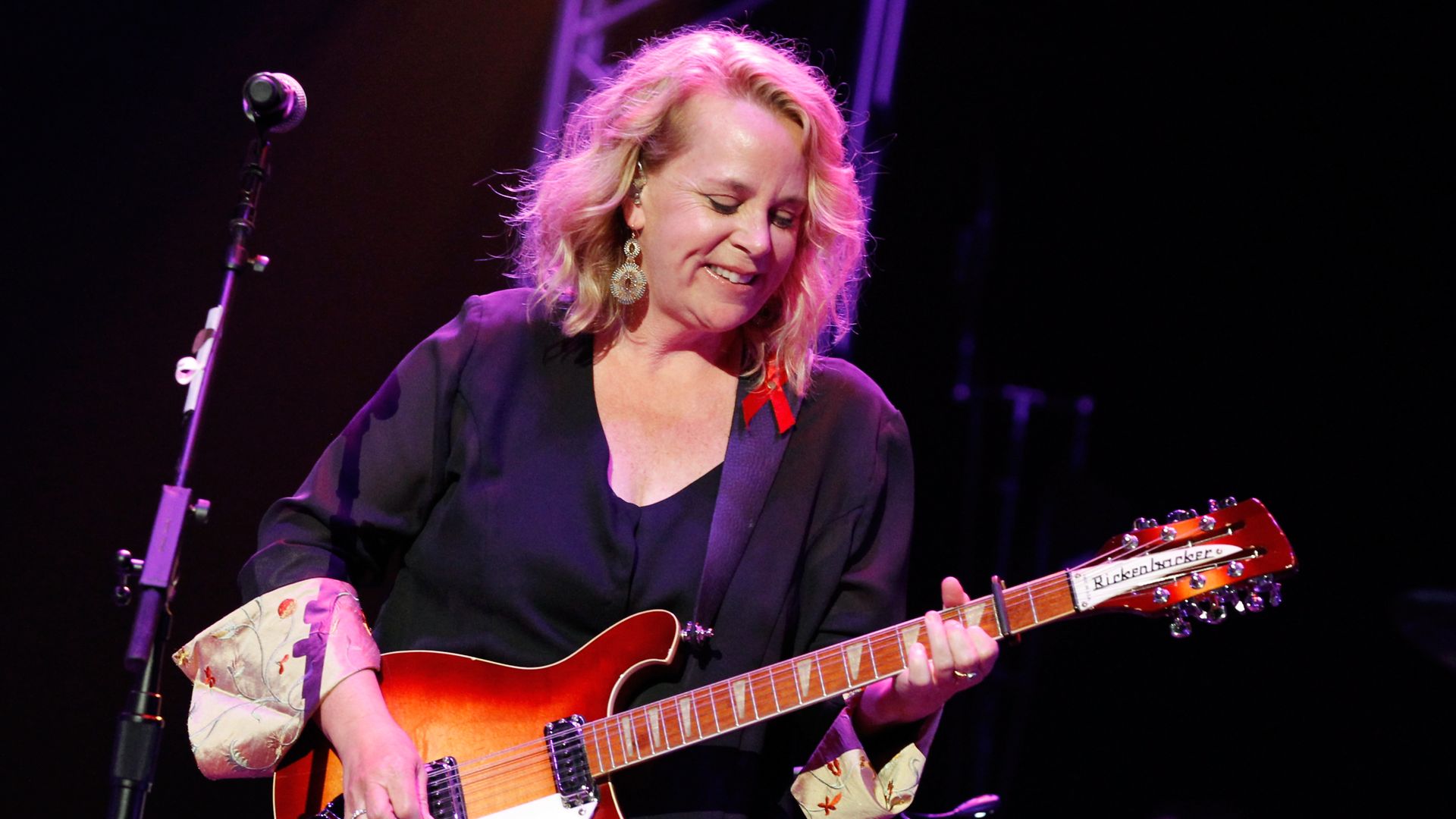 Mary Chapin Carpenter plays the guitar on stage.