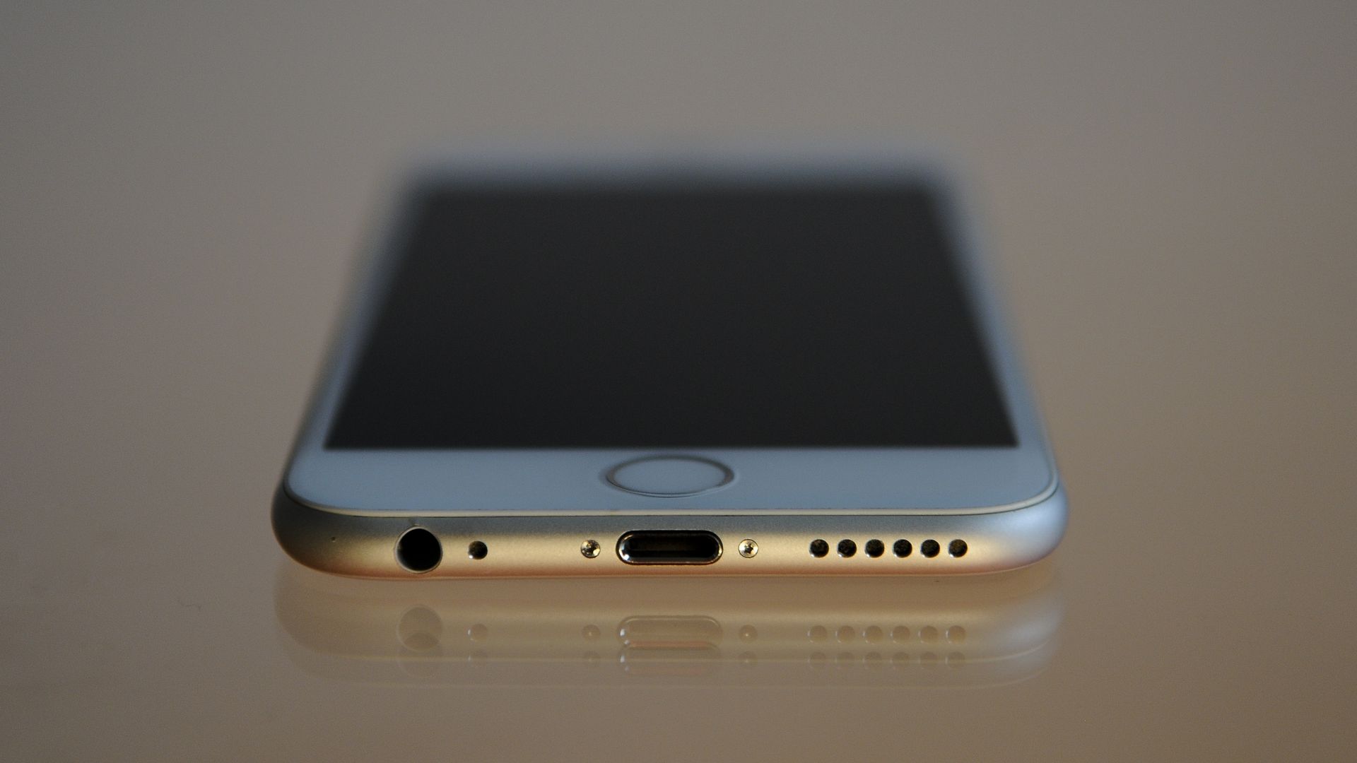 iPhone 6 viewed from the front edge