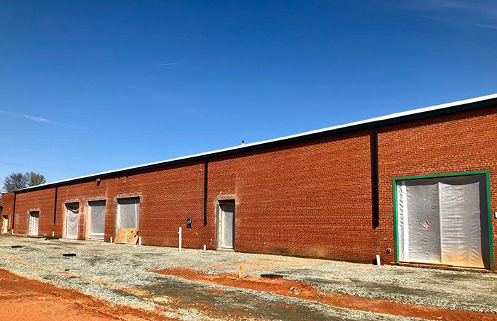 outdoor-patio-at-brewers-at-4001-yancey