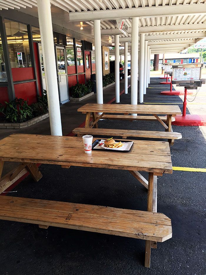 picnic-tables-at-south-21-drive-in-charlotte-burgers