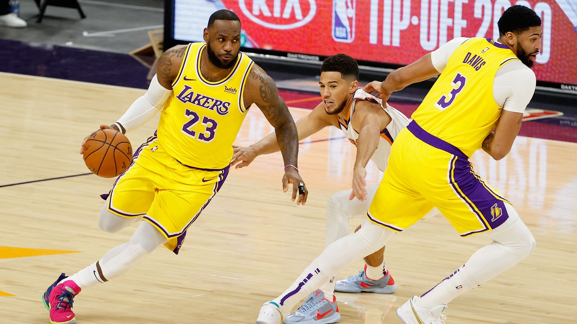 LeBron drives to the hoop