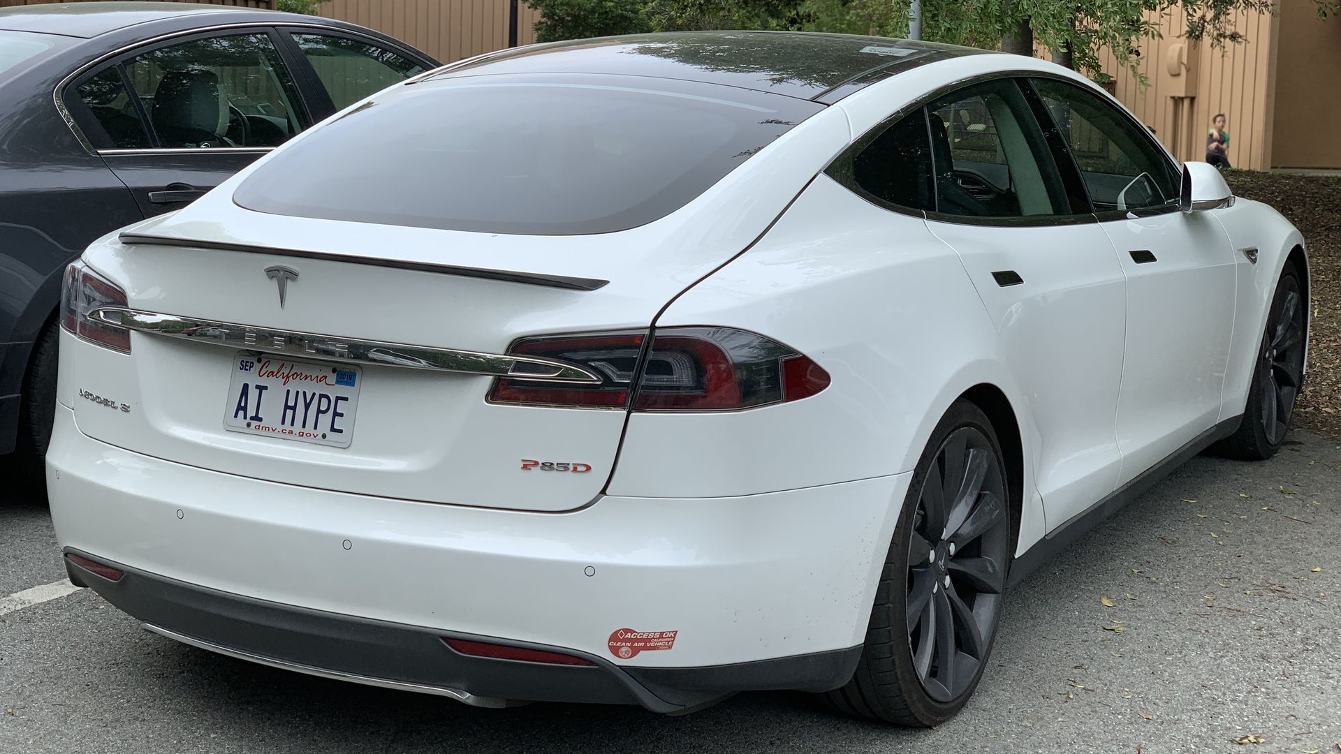 Photo of a Tesla with the license plate "AI HYPE"