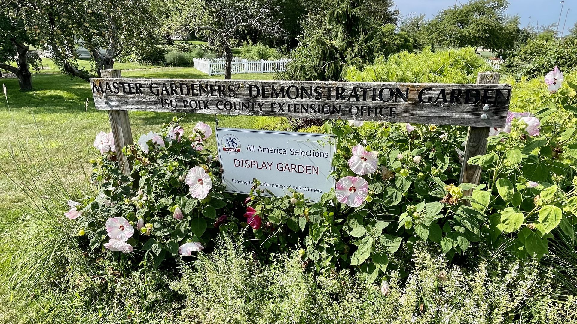 A sign saying Master Gardeners Demonstration Garden