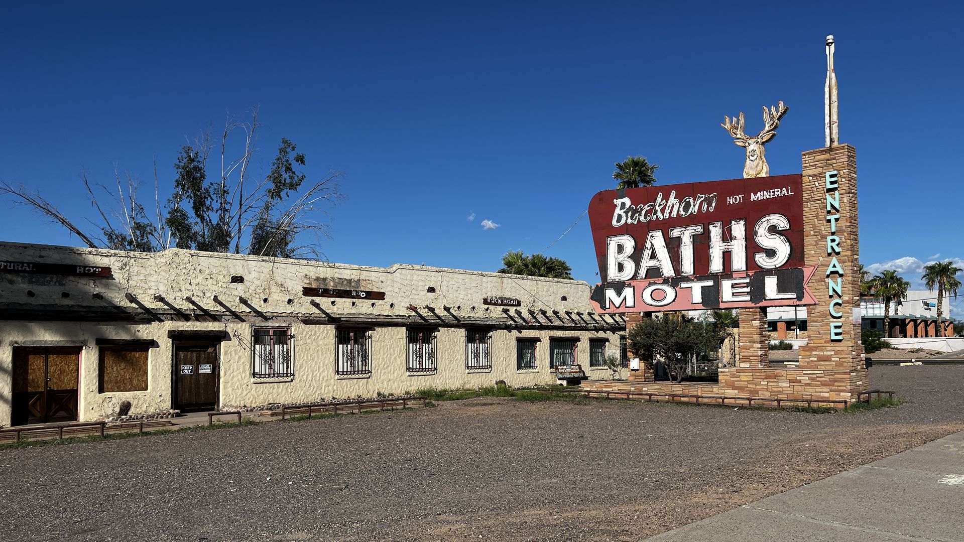 A roadside motel with a sign that says Buckhorn Baths Hotel.