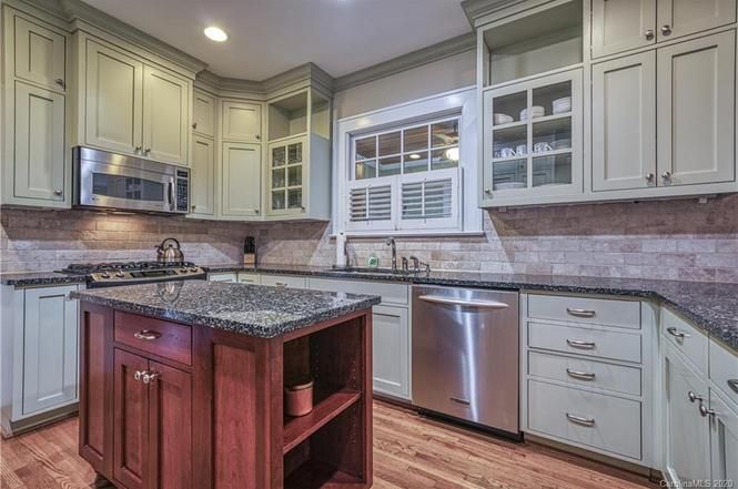 1838 Asheville Pl kitchen