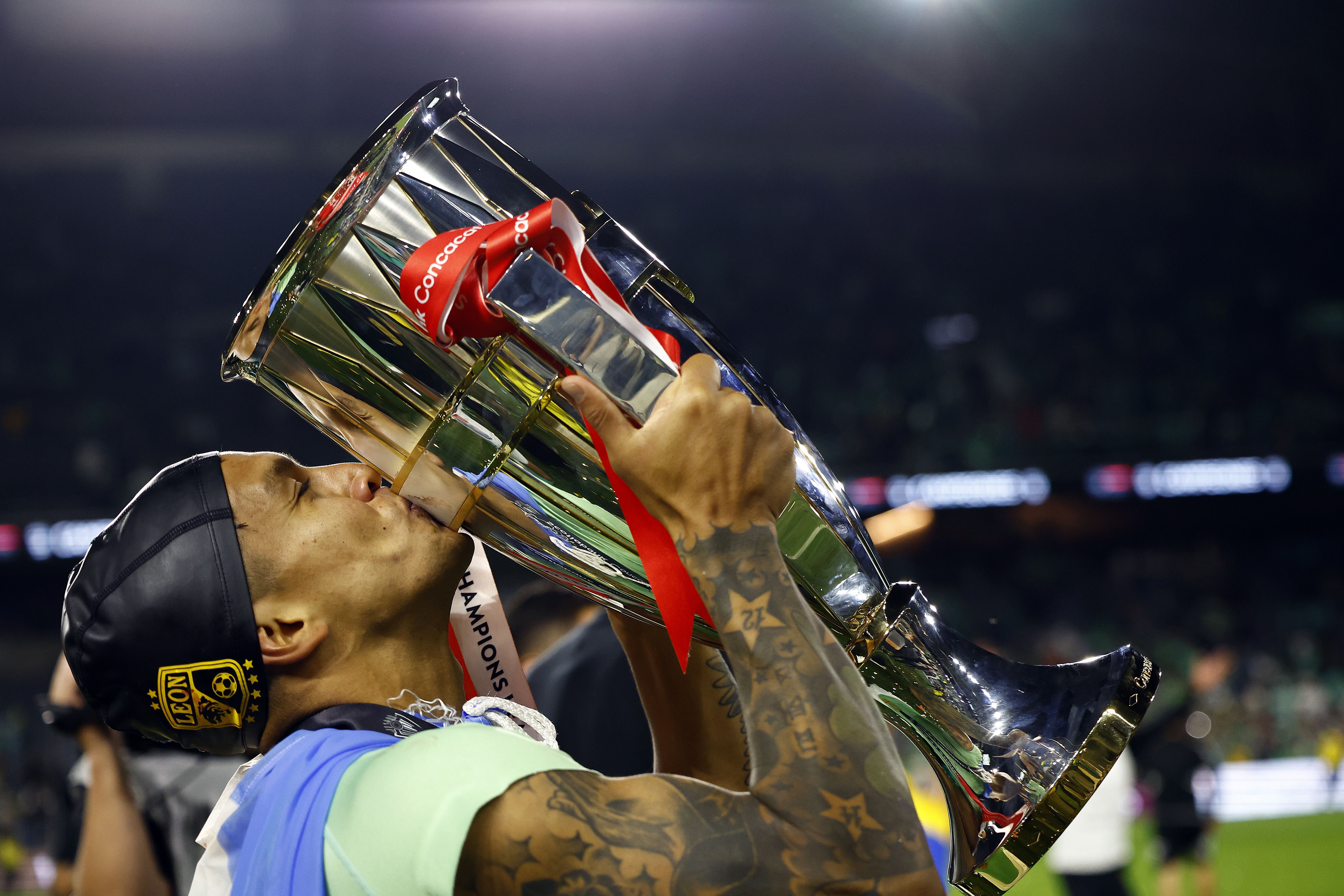 leon player kisses trophy