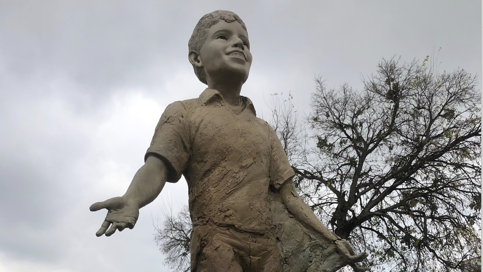 A statue of a smiling boy