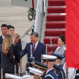 Trump greets Xi on tarmac in rare gesture