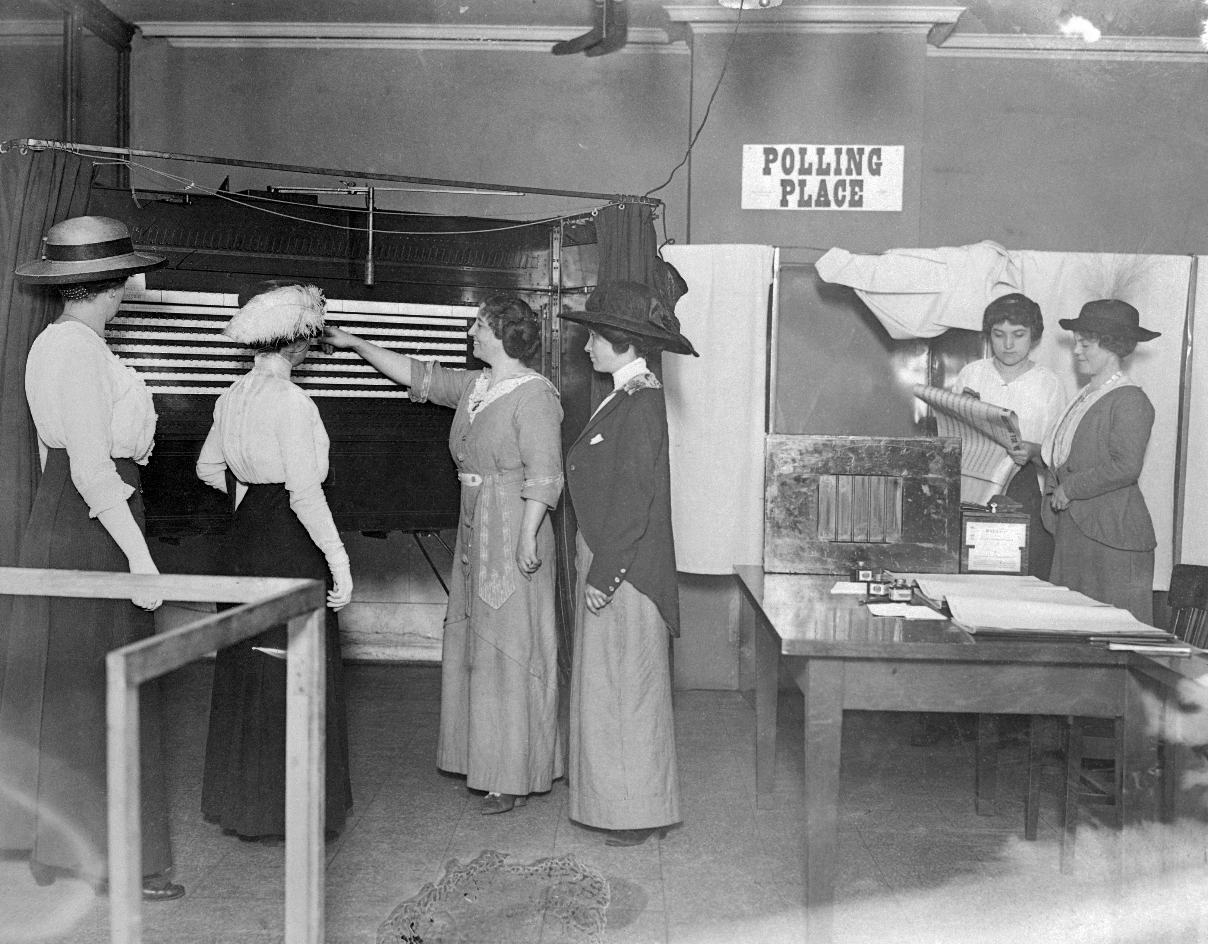Onlookers at a polling place in 1913.
