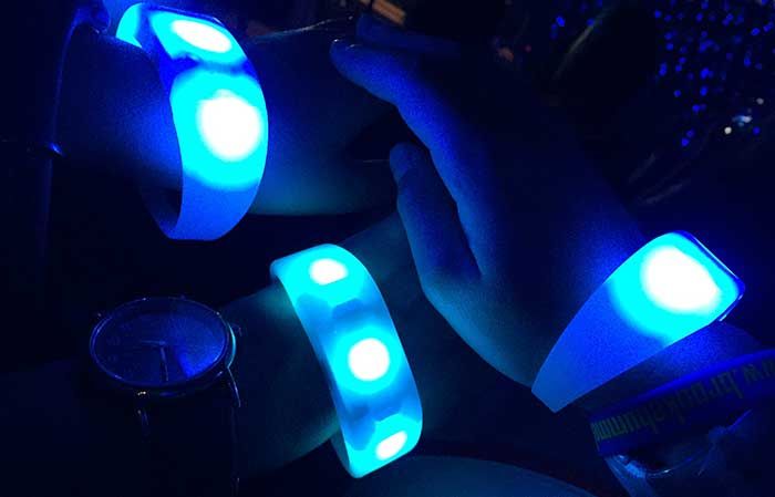 glow-bracelet-taylor-swift-concert-charlotte