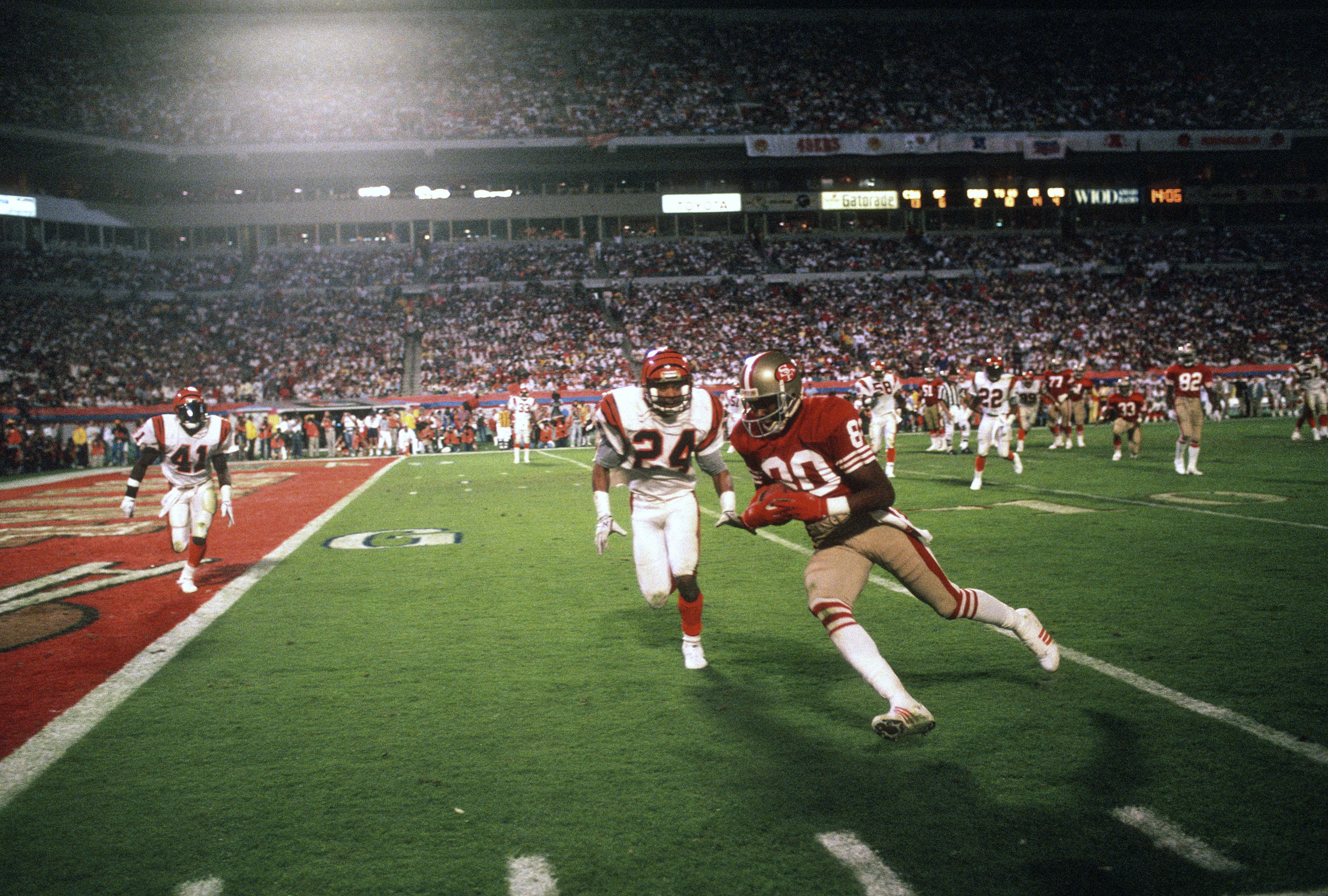 Jerry Rice dives for the endzone