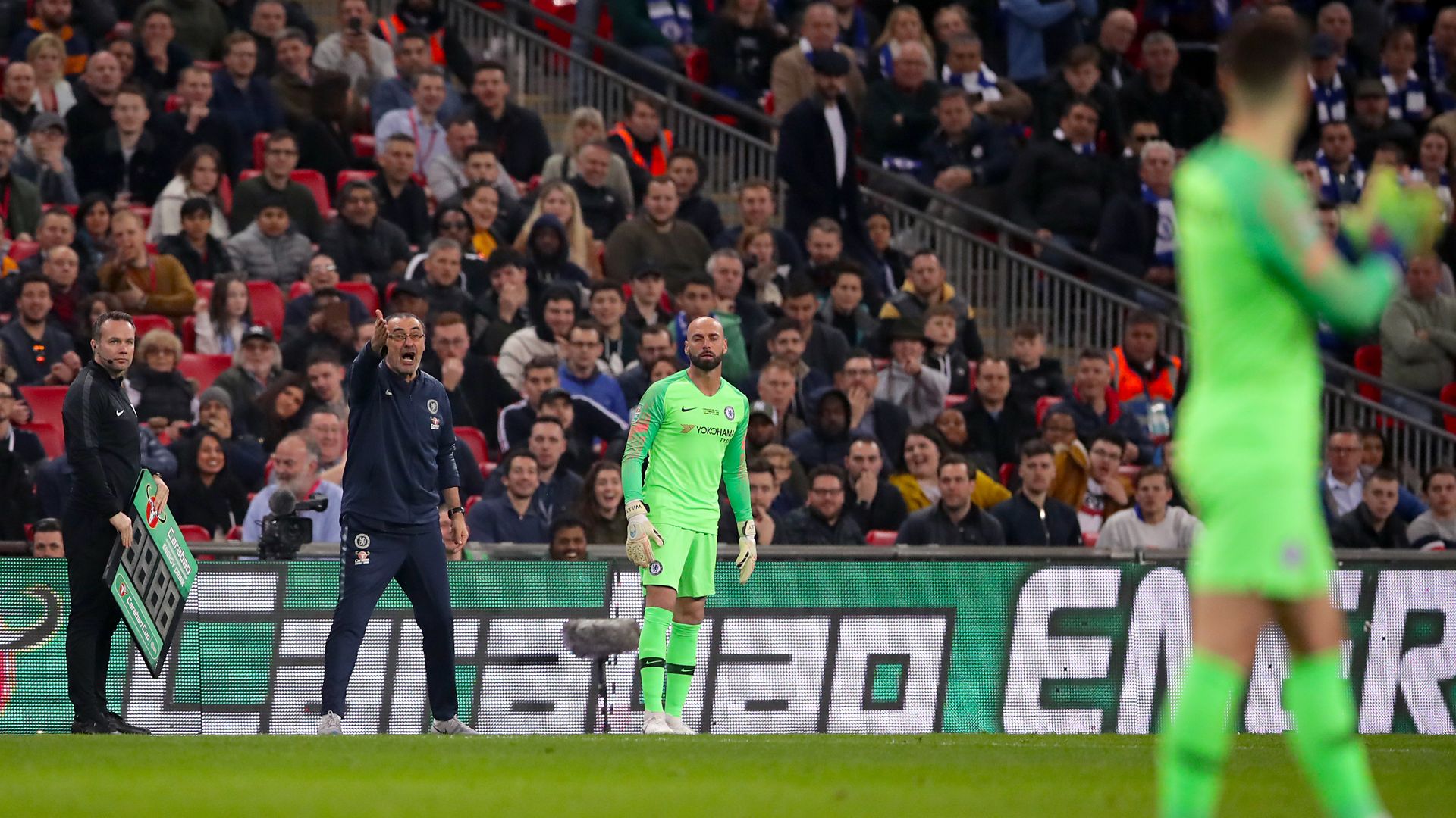 Chelsea manager Maurizio Sarri shouts for goalkeeper Kepa Arrizabalaga to leave the pitch
