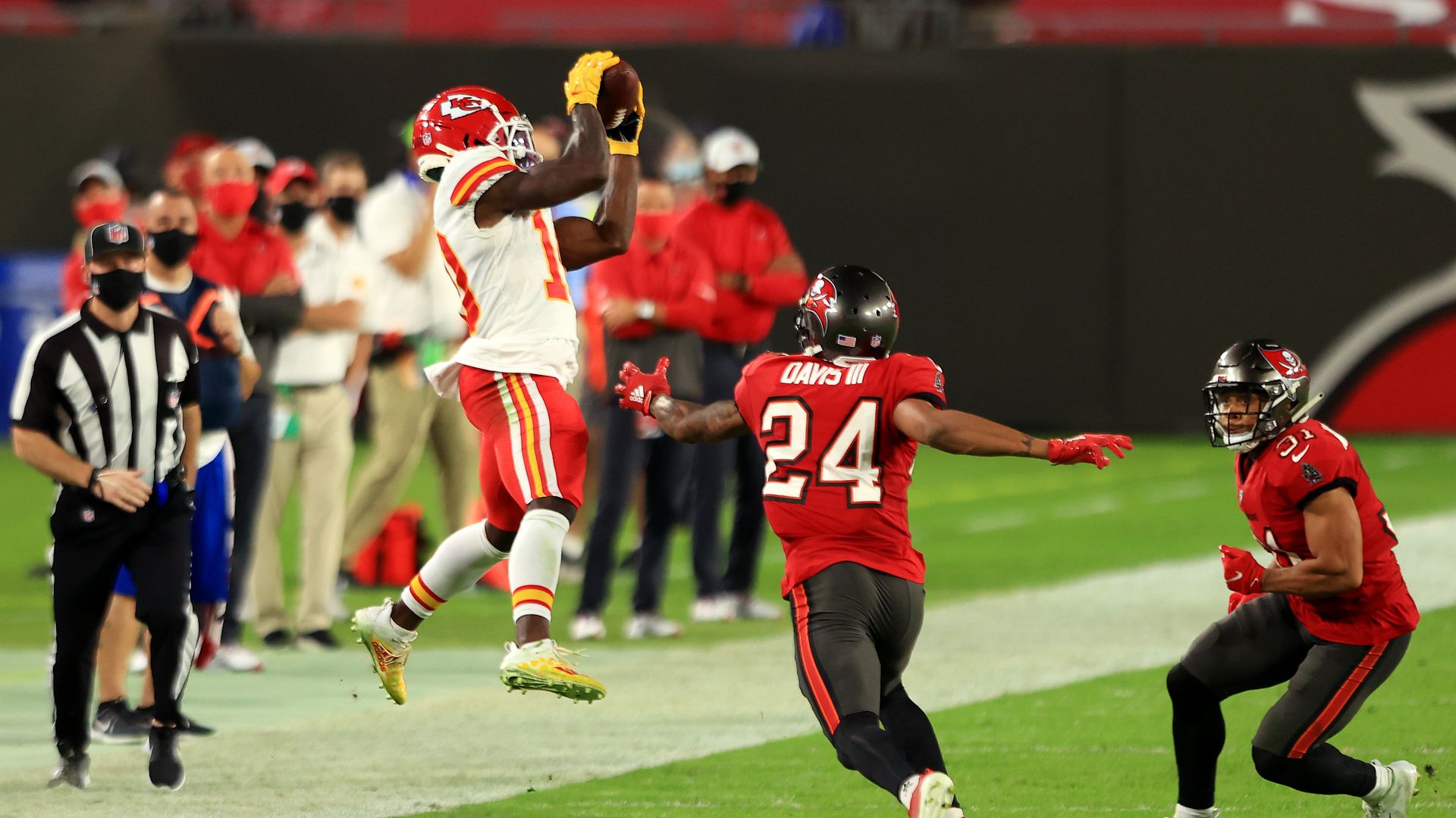tyreek hill leaps for a catch